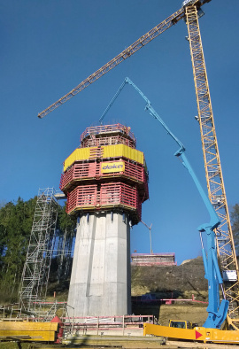 Für die Betonage der Pfeiler kam die vollhydraulische Selbstkletterschalung SKE100 plus zum Einsatz. 