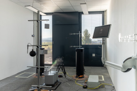 Ansicht des hinter der EE-Modulfassade liegenden Versuchsraums inklusive der Messtechnik. © Foto: Fraunhofer