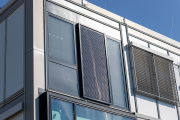 Modulfassade mit integrierter Anlagentechnik versorgt Gebäude mit erneuerbarer Energie