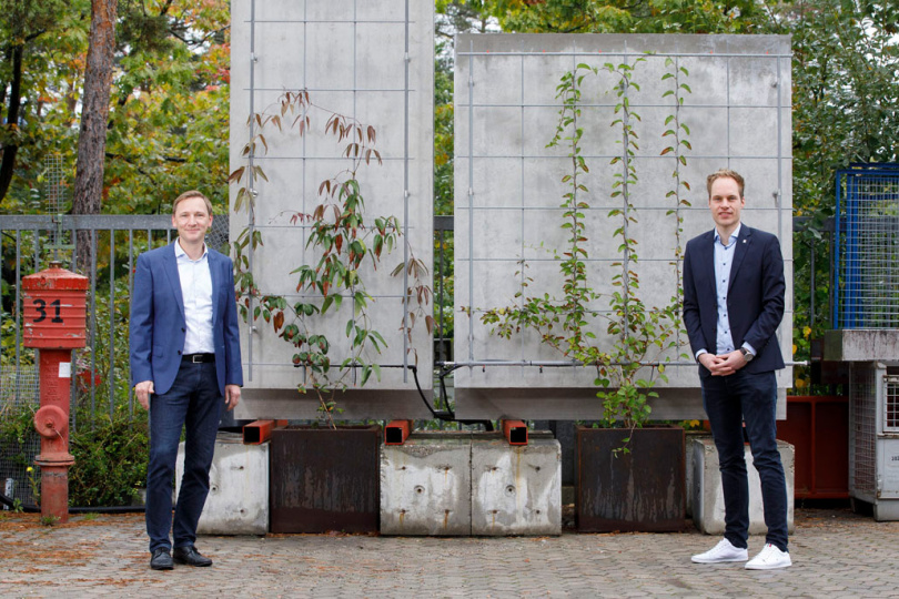 Prof. Dr.-Ing. Matthias Pahn (l.) und Dipl.-Ing. Fabian Penkert von der TU Kaiserslautern zeigen die aus mehrschichtigen Betonfertigteilelementen bestehende Systemlösung zur innerstädtischen Gebäudebegrünung - © Foto: TUK/view, Reiner Voß