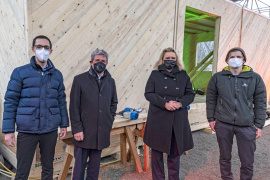 Projektleiter Andreas Boschert, TH-Präsident Prof. Heinrich Köster, Bayerns Bauministerin Kerstin Schreyer und stellvertretend für das studentische Team Sebastian Obermaier (von links) beim Richtfest an der levelup-Baustelle. Foto: Stefan Guggenbichler 