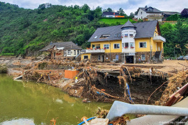 Flutkatastrophe im Ahrtal: Die Volksbank direkt am Ufer der Ahr. Hier macht die Ahr eine Biegung nach links und die Strömung des Wassers drückte mit voller Wucht gegen das rechte Ufer. Das Wasser stand hier anscheinend bis unter die Fensterbank des ersten Stocks. Foto: Bettina Vier, CC BY-SA 4.0, via Wikimedia Commons