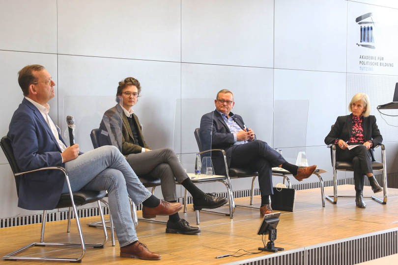 Prof. Dr. Thorsten Kingreen (Lehrstuhl für Öffentliches Recht, Sozialrecht und Gesundheitsrecht, Universität Regensburg, v.l.), Leon Eckert (MdB, BÜNDNIS90/DIE GRÜNEN), Manfred Ländner (MdL, CSU), Prof. Dr. Ursula Münch (Direktorin der APB Tutzing)