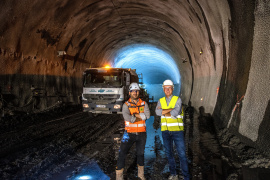 Roland Arnold (l.), Technischer Geschäftsführer der ARGE und Gesamtverantwortlicher des Projekts, und Werner Beer, Marktsegment Verkehrswegebau, Beratung und Vertrieb, HeidelbergCement, vor Ort an der Einbaustelle im Kramertunnel. © HeidelbergCement AG / Steffen Fuchs