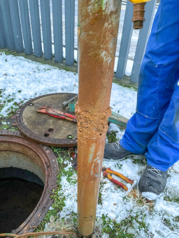  Ausbau einer Tiefpumpe zur Beseitigung der Verunreinigungen durch Verockerung an einer GWRA - Foto: Harbauer GmbH