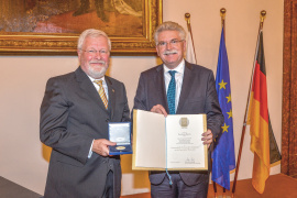 Verleihung der Staatsmedaille für besondere Verdienste um die bayerische Wirtschaft durch den damaligen bayerischen Wirtschaftsminister Martin Zeil an Dr.-Ing. Heinrich Schroeter.