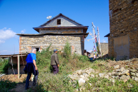 Ortsbegehung im Dorf Lurpung  mit Christoph Volkmar und NirDhoj Lama