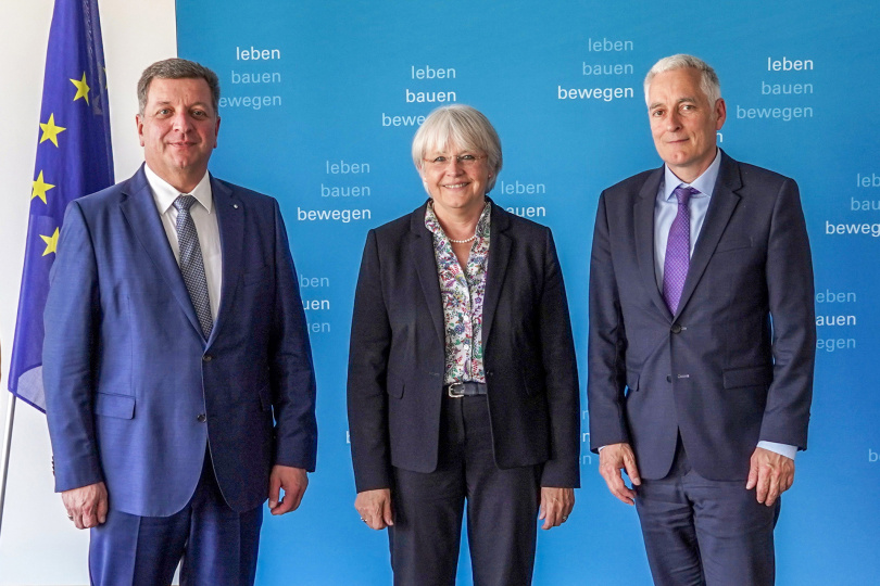 StM Christian Bernreiter mit Ministerialdirektorin Ingrid Simet und dem neuen Amtschef Dr. Thomas Gruber.