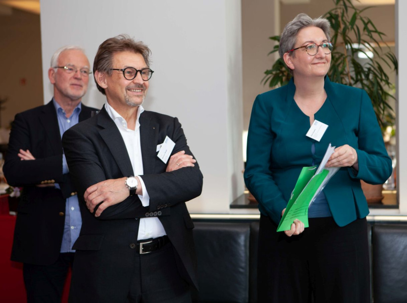 Präsident Prof. Dr.-Ing. Norbert Gebbeken und 2. Vizepräsident Dr.-Ing. Werner Weigl von der Bayerischen Ingenieurekammer-Bau mit Bundesbauministerin Klara Geywitz - © Foto: Christian Vagt über Bundesingenieurkammer