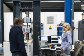 Das Team diskutiert regelmäßig die Messdaten und passt den Versuchsaufbau an, um aussagekräftige Daten zur Beanspruchung der Probekörper zu erhalten (Foto: Johanna Weber) 