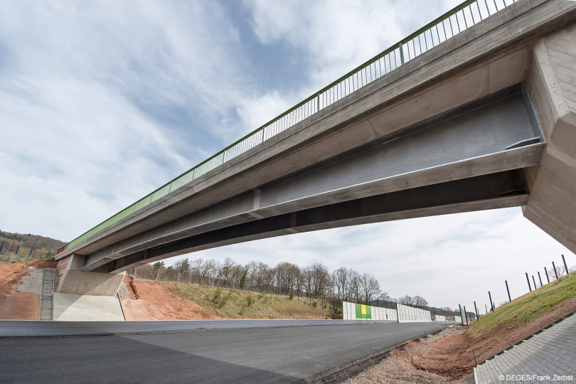 Die feuerverzinkte Brücke überspannt die Autobahn 44 bei Kassel. (Foto: DEGES/Frank Zerbst)