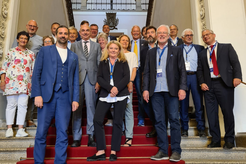 Die Mitglieder des Ausschusses für Wohnen, Bau und Verkehr mit den geladenen Experten zum Fachgespräch zur Einführung einer Gebäudeklasse „E“ - Foto: Bildarchiv Bayerischer Landtag