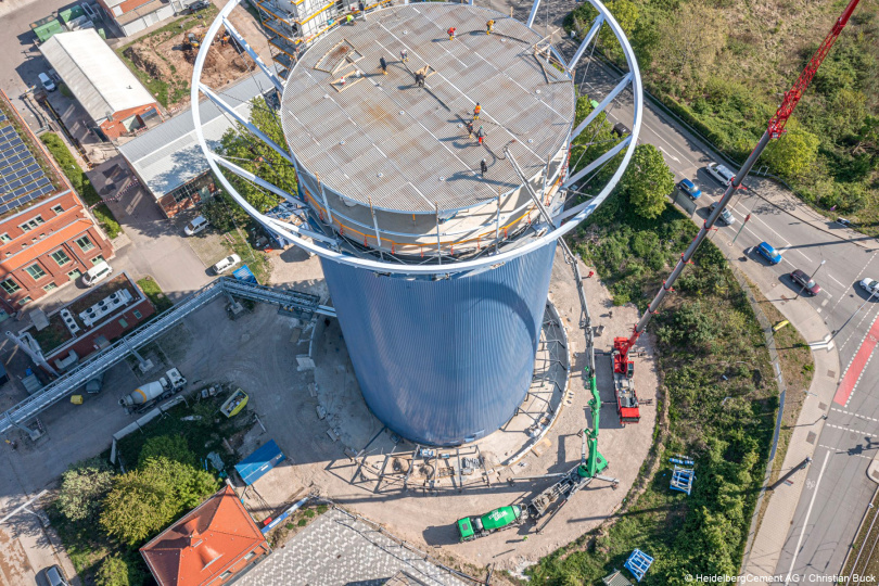 Der Wärmespeicher funktioniert wie eine überdimensionale Thermoskanne und lagert Wasser aus dem Fernwärmenetz ein, welches bei Bedarf wieder ins Netz eingespeist wird. © HeidelbergCement AG / Christian Buck
