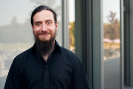 Der biologisch-technische Assistent Bennet Brockhagen ist Mitarbeiter in dem Forschungsprojekt. Foto: P. Pollmeier/FH Bielefeld