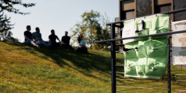 In diesen Taschen befinden sich Moose auf verschiedenen textilen Untergründen, um zu testen, in welchem Material die Moose das Wasser am besten speichern. © P. Pollmeier/FH Bielefeld 