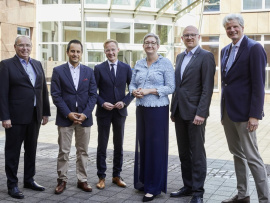  Freuen sich über den Besuch der Bundesbauministerin Klara Geywitz (Bildmitte) während ihrer Sommerreise 2022 (v.l.n.r.): Prof. Dr. Dieter Schramm, Universität Duisburg-Essen; Mahmut Özdemir, Parlamentarischer Staatssekretär im Bundesinnenministerium; Daniel Sieveke, Staatssekretär im NRW-Bauministerium; Sören Link, Oberbürgermeister der Stadt Duisburg und Jan Dietrich Radmacher, Bundesverband Kalksandsteinindustrie e.V. Foto: Henning Stauch – Bundesverband Kalksandsteinindustrie e.V. 