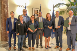 Freude allerseits: Die Parlamentarische Staatssekretärin beim Minister für Ernährung und Landwirtschaft, Dr. Ophelia Nick (3. v. r.) übergab in Berlin die Förderbescheide für Konzeption und Bau einer Pilotanlage zur Herstellung klimafreundlicher Ziegeldämmstoffe mit Buchenholzfasern. V. l. n. r.: Markus Baumann und Kathleen Flotow (Projektmanagement und Baufachberatung der FNR), Gunther Mieth (BMEL), Nina Ritter (Fraunhofer WKI), Murray Rattana-Ngam (Gesellschafter und Geschäftsführer im Ziegelwerk Bellenberg), Dr. Ophelia Nick (BMEL), Hubertus Loick (Vorstandsvorsitzender - Loick AG für nachwachsende Rohstoffe), Klaus Schuppan (Geschäftsführer - Loick Biowertstoff GmbH). Foto: BMEL/Stephan Framke. 
