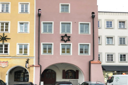 Das Stadthaus vom Stadtplatz aus gesehen