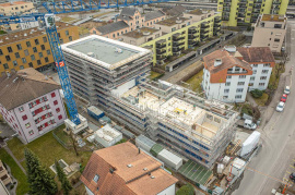 Das sechsgeschossige "Haus des Holzes" – hier noch im Bau – setzt die Prinzipien des kreislauffähigen Konstruierens mit Holz in die Praxis um.(c) PIRMIN JUNG SCHWEIZ AG