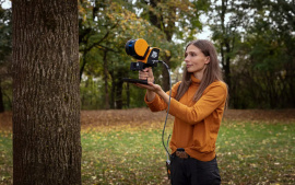 Mit dem handgeführten 3D-Laserscanner erfasst Sophie Arzberger die Vegetationsstruktur im Umfeld einer der Klimastationen. Foto: Sebastian Kissel / TUM