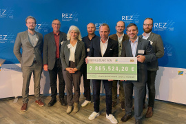 Symbolische Scheckübergabe des bayerischen Staatsministers für Umwelt und Verbraucherschutz Thorsten Glauber (4. v. r.), Projektleiter GIPScycle Prof. Dr. Jan Schmitt (5. v. r.) (c) Ressourceneffizienz-Zentrum Bayern (REZ) 