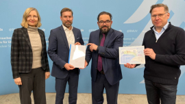 Im Bild (v. l. n. r.): Dr. Susanne Lottermoser (Abteilungsleiterin Transformation – Digitalisierung, Circular Economy, Klimaanpassung im BMUV), Arne Senftleben (Sprecher Arbeitskreis Nachhaltigkeit der Bauindustrie, Bonava Deutschland GmbH) Christian Kühn, (Parl. Staatssekretär im BMUV) und René Hagemann-Miksits  (stv. Hauptgeschäftsführer der Bauindustrie).