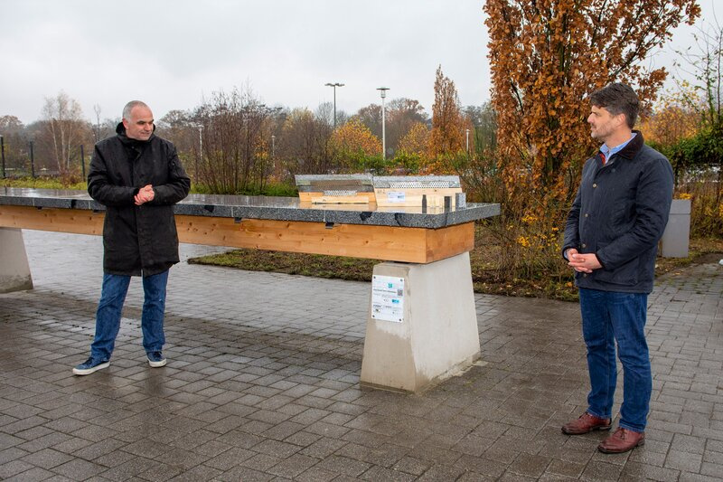 Die beiden Projektleiter Prof. Dr. Andreas Laubach (l.) und Prof. Tim Göckel (r.) stellten die Vorzüge des Holz-Granit-Verbundträgers vor. (Foto: Christiane Gandner / Hochschule Koblenz)