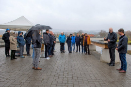 Prof. Tim Göckel (rechts) und Prof. Dr. Karl Stoffel (2. von rechts) bei der Vorstellung des Holz-Verbund-Trägers. (Foto: Christiane Gandner / Hochschule Koblenz)