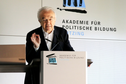 Prof. Dr. Dr. E.h. Dr. h.c. Werner Sobek
Institut für Leichtbau Entwerfen und Konstruieren, Universität Stuttgart