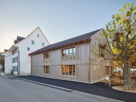 Bei diesem Kindergarten im schweizerischen Sissach (Kanton Basel-Landschaft) wurde erstmals die neue Holz-Beton-Verbund-Technologie mit Granulatsplittverklebung beim Bau der Decken in der Praxis angewandt. © KastKaeppeli Architekten/Roman Weyeneth 