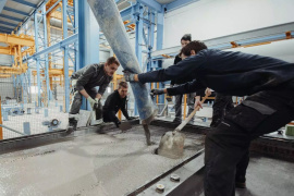 Die Surfwelle in Augsburg besteht aus Carbon-Recyclingbeton: Studierende der Hochschule Augsburg bei den Betonagearbeiten. Foto: Matthias Leo