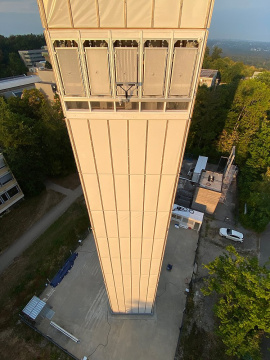 Zur Zeit werden die hydroaktiven Fassadenelemente unter realen Witterungsbedingungen am D1244 Hochhaus der Universität Stuttgart getestet. Foto: Christina Eisenbarth, ILEK, Universität Stuttgart