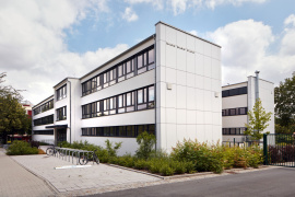 46. Oberschule Dresden als Bestandsgebäude, an der die Nachrüstsätze der schaltbaren Folien im Einsatz getestet werden sollen - Foto: © Robert Gommlich