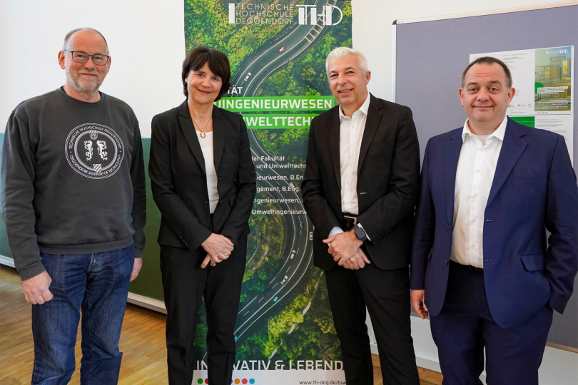 Auf ein erfolgreiches Bau- und Umweltsymposium zum Thema nachhaltiges Bauen blicken (v.l.) THD-Präsident Prof. Dr. Peter Sperber und von der Fakultät Bauingenieurwesen und Umwelttechnik Dekanin Prof. Dr.-Ing. Andrea Deininger, Prof. Dr.-Ing. Gerd Maurer und Prof. Dr. jur. Günther Schalk. Foto: THD