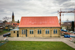 Die Turnhalle mit der ziegelroten BIPV-Anlage steht in Eppingen. © Fraunhofer ISE / Foto: Sarah de Carvalho