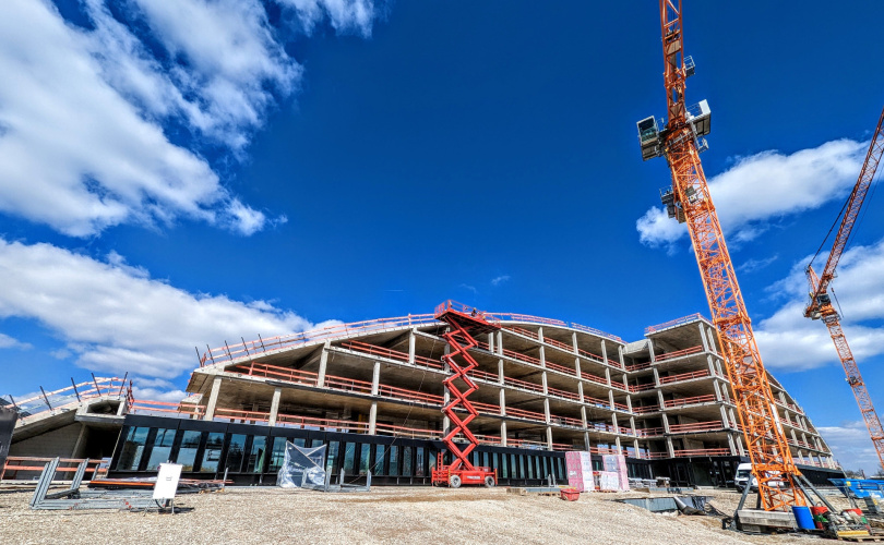 Die Rohnbauarbeiten des Immobilien-Projekt mit einer Fassadenlösung aus 100% recyceltem Aluminium in Augsburg am Innovationsbogen stehen kurz vor dem Abschluss / Bild: WALTER Beteiligungen und Immobilien AG