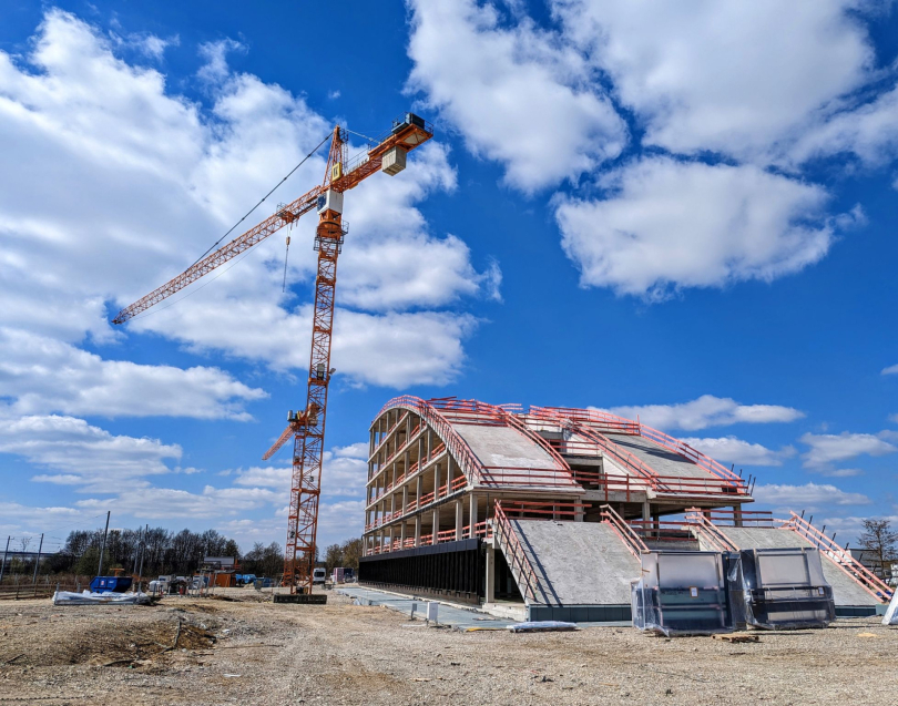 Blick auf die Baustelle des Immobilien-Projekt mit einer Fassadenlösung aus 100% recyceltem Aluminium in Augsburg am Innovationsbogen stehen kurz vor dem Abschluss / Bild: WALTER Beteiligungen und Immobilien AG