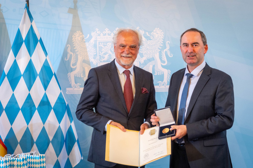 Staatsmedaille für besondere Verdienste um die bayerische Wirtschaft für VFB-Präsident Michael Schwarz