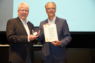 BDB Präsident Christoph Schild zeichnet Hans Dietrich Hagen mit der Kieselack-Medaille aus. Foto: Thomas Frey