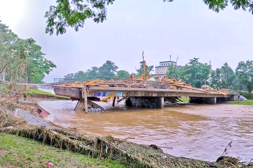 Schaden nach Überschwemmung: Verklauster Durchflussquerschnitt, der zur Umspülung des südlichen Widerlagers geführt hat (Foto: Becker Ingenieure GmbH)