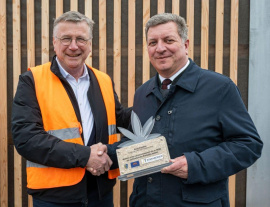 Henning Knief von Rau.de (links) mit Verkehrsminister Christian Bernreiter vor der Lärmschutzwand mit Canwool-Inlays. Foto: Armin Weigel/Rau.de