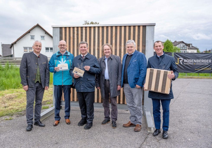 Gruppenbild mit Nachhaltigkeitseffekt. Beim Baubeginn der Lärmschutzwand in Ergolding, von links: Johann Rosenberger (Rosenberger Lärmschutzbau), Ergoldings Bürgermeister Andreas Strauß, Bayerns Verkehrsminister Christian Bernreiter, Landtagsabgeordneter Helmut Radlmeier, Alois Bumberger von der Josef Rädlinger Gruppe und Robert Bayerstorfer, Bereichsleiter Straßenbau beim Staatlichen Bauamt Landshut. Foto: Armin Weigel/Rau.de