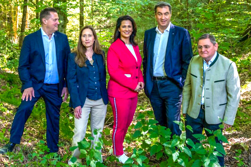 Von links: Martin Neumeyer (Vorstand BaySF), Heike von der Heyden (GF Qair), Forstministerin Michaela Kaniber, Ministerpräsident Dr. Markus Söder und Erwin Schneider (Landrat Altötting), Foto: Judith Schmidhuber / StMELF