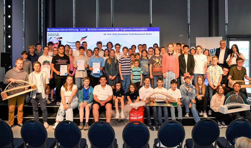 Alle Preisträgerinnen und Preisträger bei der Bundespreisverleihung am 16. Juni 2023 in Berlin. Foto: Torsten George / BIngK