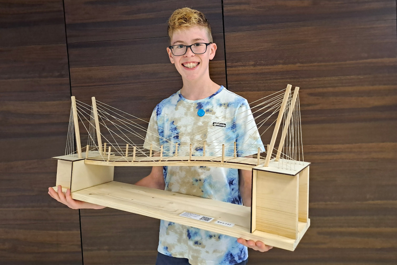 Sebastian Öhl vom Gymnasium Donauwörth hat mit seinem Modell „Hottengrabenbrücke“ den 3. Platz beim bundesweiten Schülerwettbewerb Junior.ING gewonnen. Foto: BayIka-Bau