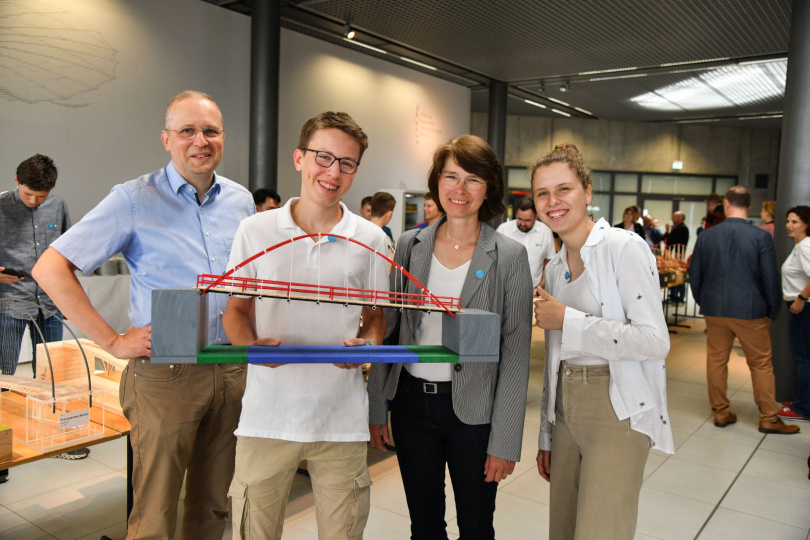 Impressionen vom Schülerwettbewerb Junior.ING der Ingenieurkammern. Matthias Voß gewann mit seinem Brückenmodell „Brunnthal Brücke“ den 5. Platz in der Alterskategorie II des Wettbewerbs.  © Foto: Torsten George / BIngK
