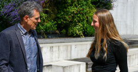 Prof. Dr. Alexander Buttgereit von der Jade Hochschule im Gespräch mit der Absolventin Rebecka Sophie Kriete. Foto: Maike Arnold / Jade Hochschule