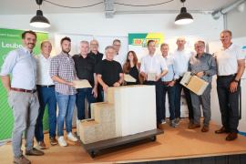 „Bauen in der Zukunft“ – Die Salzburger Unternehmens- und Forschungspartner des Projekts ‚futureBloc – S‘ bei der Präsentation des Wandaufbau: Salzburg Wohnbau, FH Salzburg, Deisl Beton, Ehrensberger GmbH, ISO SPAN, Leube, BAUMIT, Baumeister Steiner und die Bautechnische Versuchs- und Forschungsanstalt Salzburg (bvfs). Foto: FH Salzburg/Neumayr