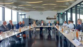 Teilnehmerinnen und Teilnehmer am Runden Tisch 