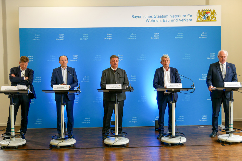 Auf dem Foto zu sehen (von links nach rechts): Hans Maier, Verbandsdirektor Verband bayerischer Wohnungsunternehmen (VdW Bayern), Andreas Eisele, Präsident des Landesverbands Bayern des Bundesverbands Freier Immobilien- und Wohnungsunternehmen (BFW), Bayerns Bauminister Christian Bernreiter, Bertram Brossardt, Hauptgeschäftsführer der vbw – Vereinigung der Bayerischen Wirtschaft e.V., und Franz Xaver Peteranderl, Präsident des Bayerischen Handwerkstages (BHT).